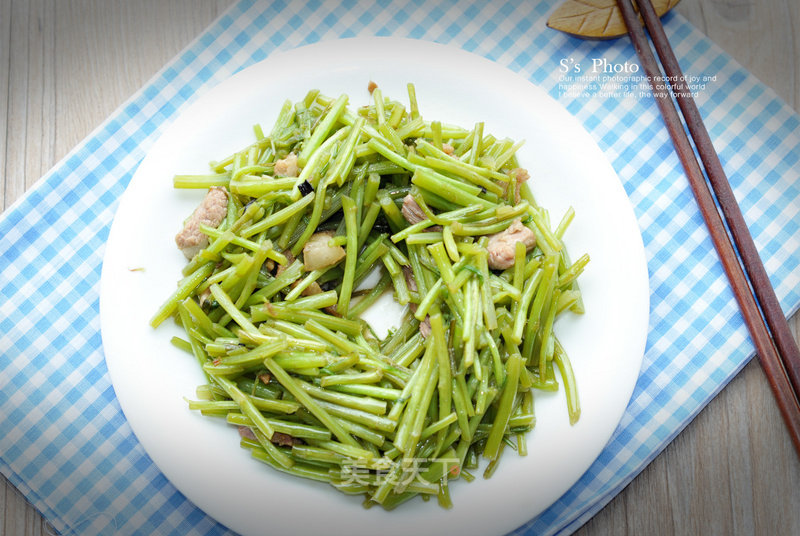 Fresh and Small Stir-fry in Winter-stir-fried Shredded Pork with Wormwood recipe