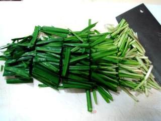 Spring Healthy Vegetable "leek Sprouts Stir-fragrant and Dried" recipe