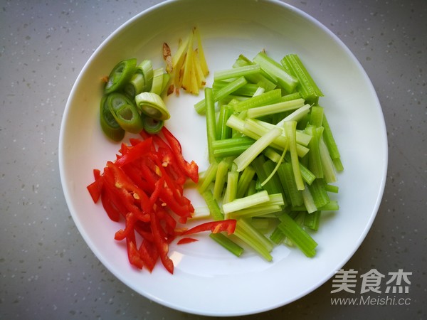 Stir-fried Shredded Pork with Celery and Bean Skin recipe