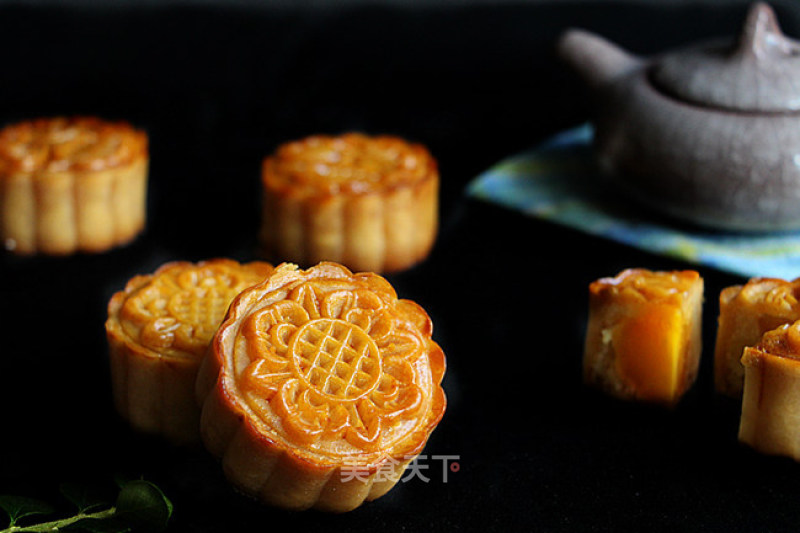 #新良第一节婚纱大赛# Cantonese-style Mung Bean Paste Egg Yolk Mooncakes recipe