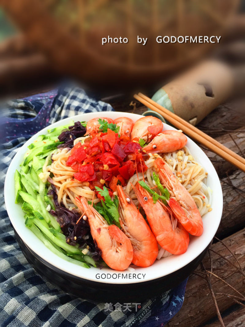 Delicious and Invincible Cold Noodles with Shrimp, Chopped Pepper and Cucumber recipe