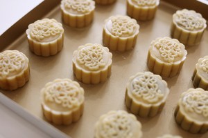 Cantonese-style Moon Cakes (oil Return Overnight) recipe