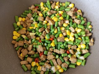 Stir-fried Beef with Corn and Cowpeas recipe