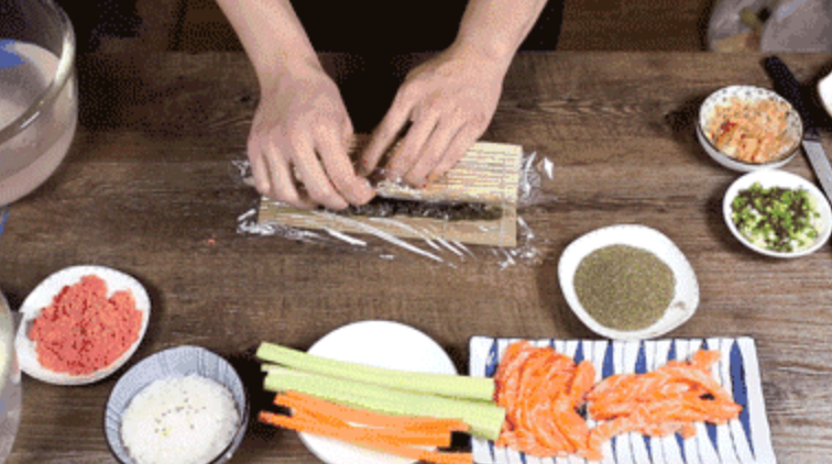 Five-star Chef Teaches You to Make Salmon Reverse Sushi at Home! recipe
