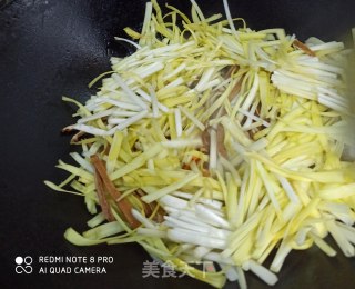 Stir-fried Dried Chives and Carrots with Tea recipe