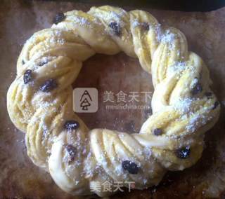 Coconut Grape Garland Bread recipe