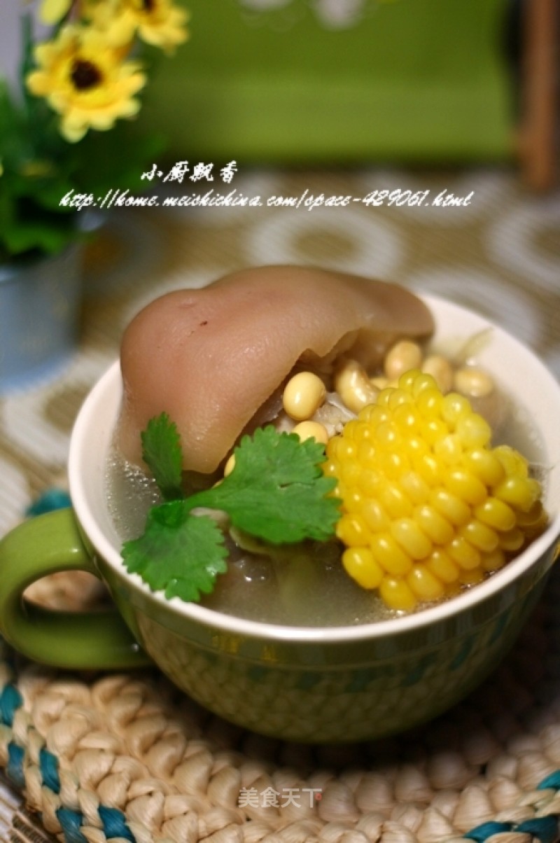 The More You Drink, The More Beautiful Winter Soup Pot----soybean Corn Hoof Soup recipe