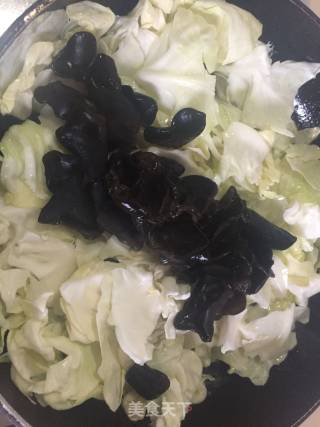 Stir-fried Garlic Sprouts with Cabbage and Black Fungus recipe