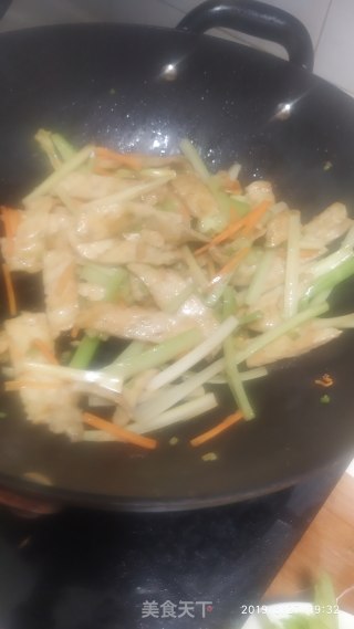 Stir-fried Celery with Fish Glue recipe