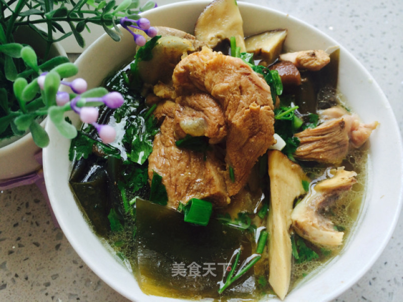 Seaweed and Mushroom Stewed Big Bone Soup recipe