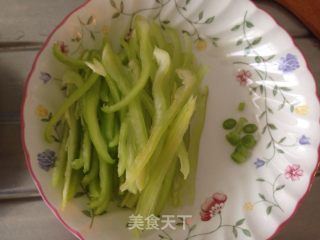 Refreshing Vegetarian Dishes-green Pepper and Potato Shreds recipe