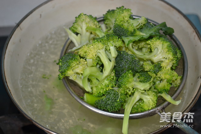 Stir-fried Broccoli with Chopped Pepper recipe