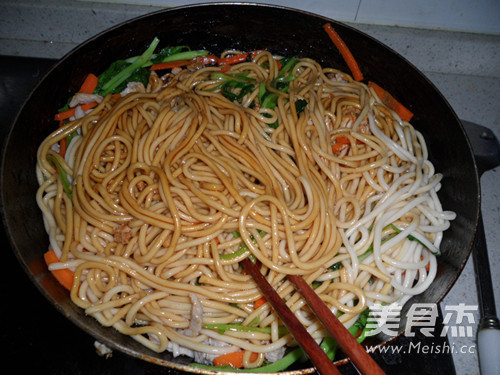 Fried Noodles with Shredded Pork and Carrots recipe