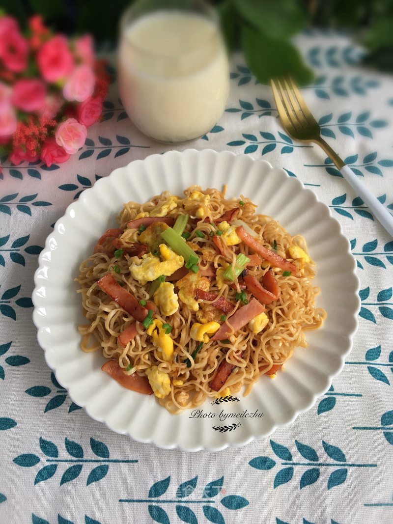 Fried Noodles with Egg and Ham recipe