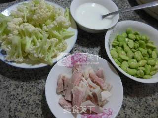 Broad Bean Pork Cauliflower Soup recipe