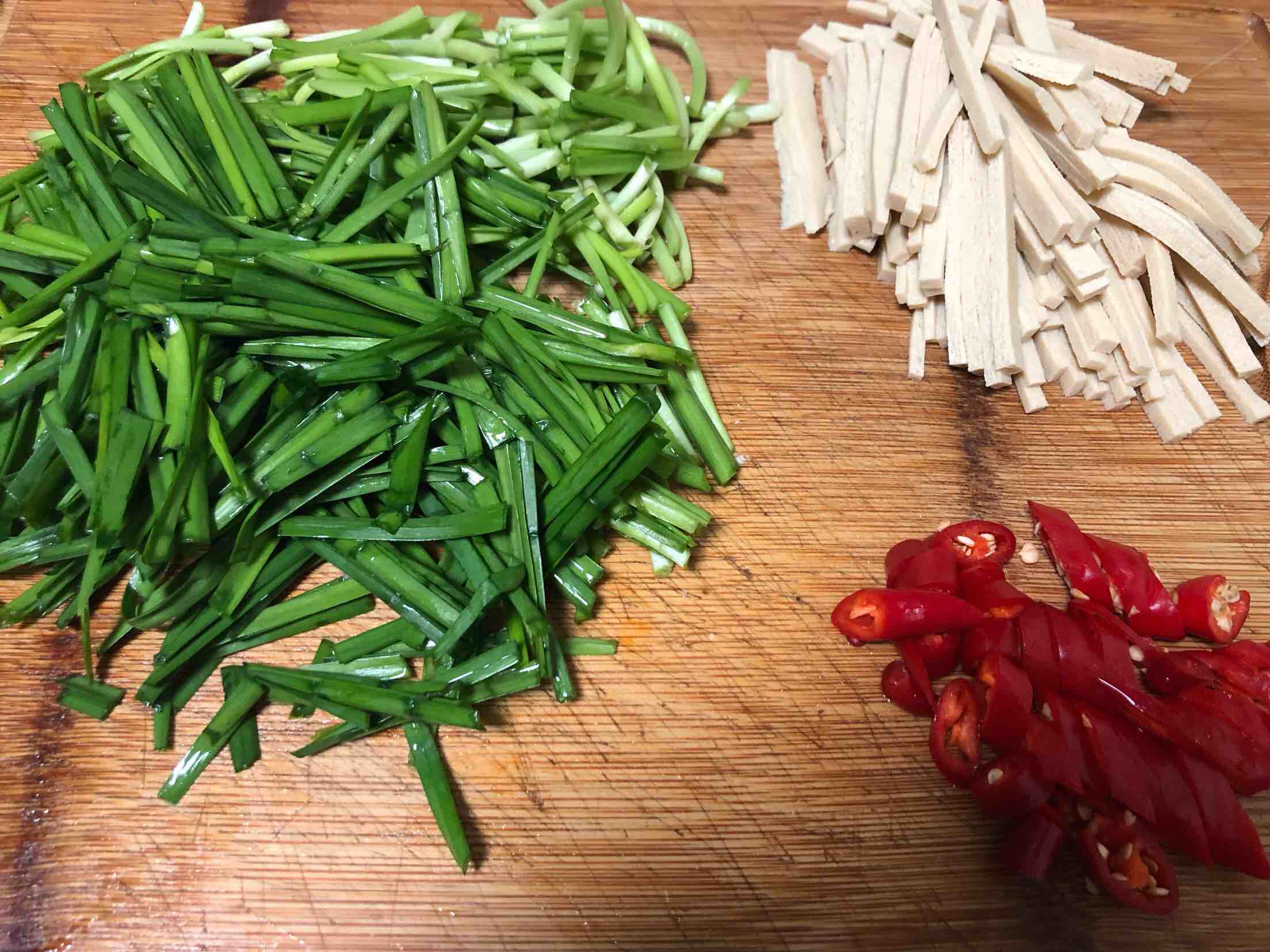 Stir-fried Dried Seeds with Chives and Bean Sprouts recipe