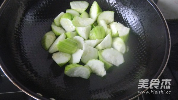 Fried Mussels with Loofah recipe