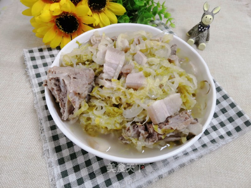 Braised Sauerkraut with Big Bones and White Meat recipe