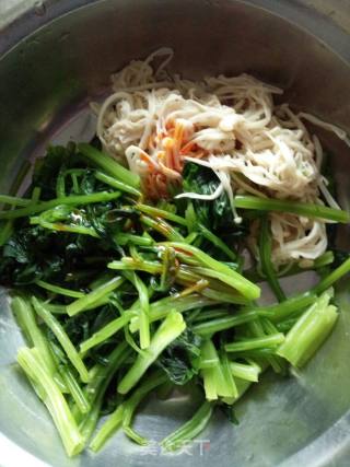 Spring Spinach with Enoki Mushroom~spicy Spinach with Enoki Mushroom recipe