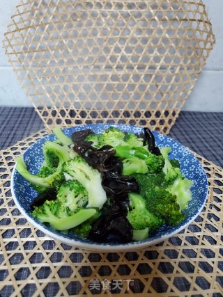 Stir-fried Black Fungus with Broccoli recipe