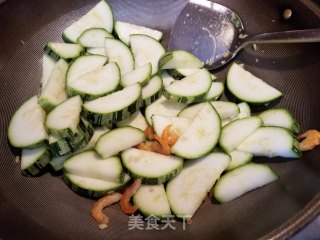 Stir-fried Zucchini Melon with Dried Shrimps and Colored Pepper recipe