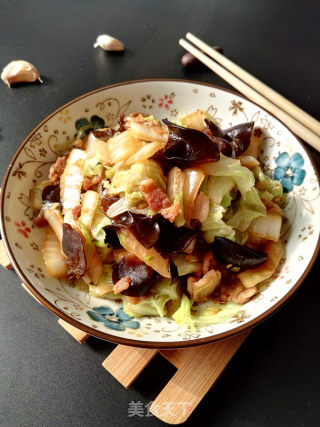 Stir-fried Pork Belly with Cabbage and Black Fungus recipe