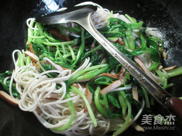 Stir-fried Noodles with Fragrant Dried Chicken and Vegetable recipe