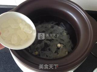 Saponaria, Tremella and Lotus Seed Soup recipe