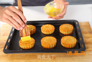 Mooncake with Lotus Seed Paste and Egg Yolk recipe