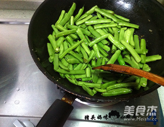 Stir-fried Pork with Beans recipe