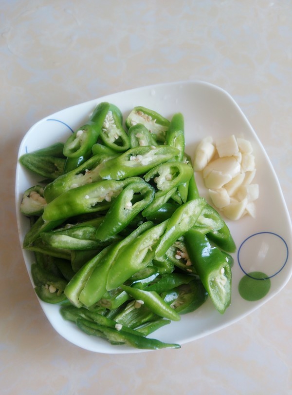 Stir-fried Pork Ears with Green Peppers recipe