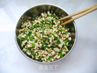 Easy Homemade Nutritious and Delicious Breakfast-steamed Dumplings with Chives and Dried Beans recipe