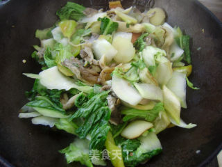 Home Cooking-stir-fried Cabbage with Fresh Mushrooms recipe