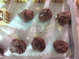 50g Red Bean Stuffed Moon Cakes recipe