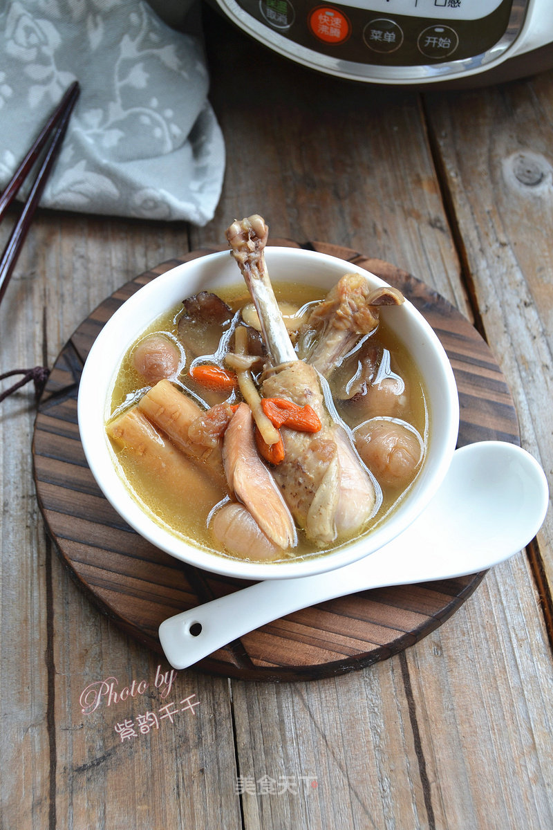 Stewed Chicken with Beiqi Dangshen and Red Dates