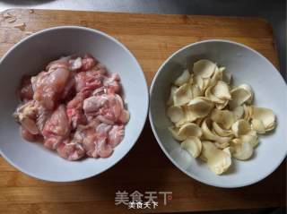 Stir-fried Chicken with Asparagus and Lily recipe