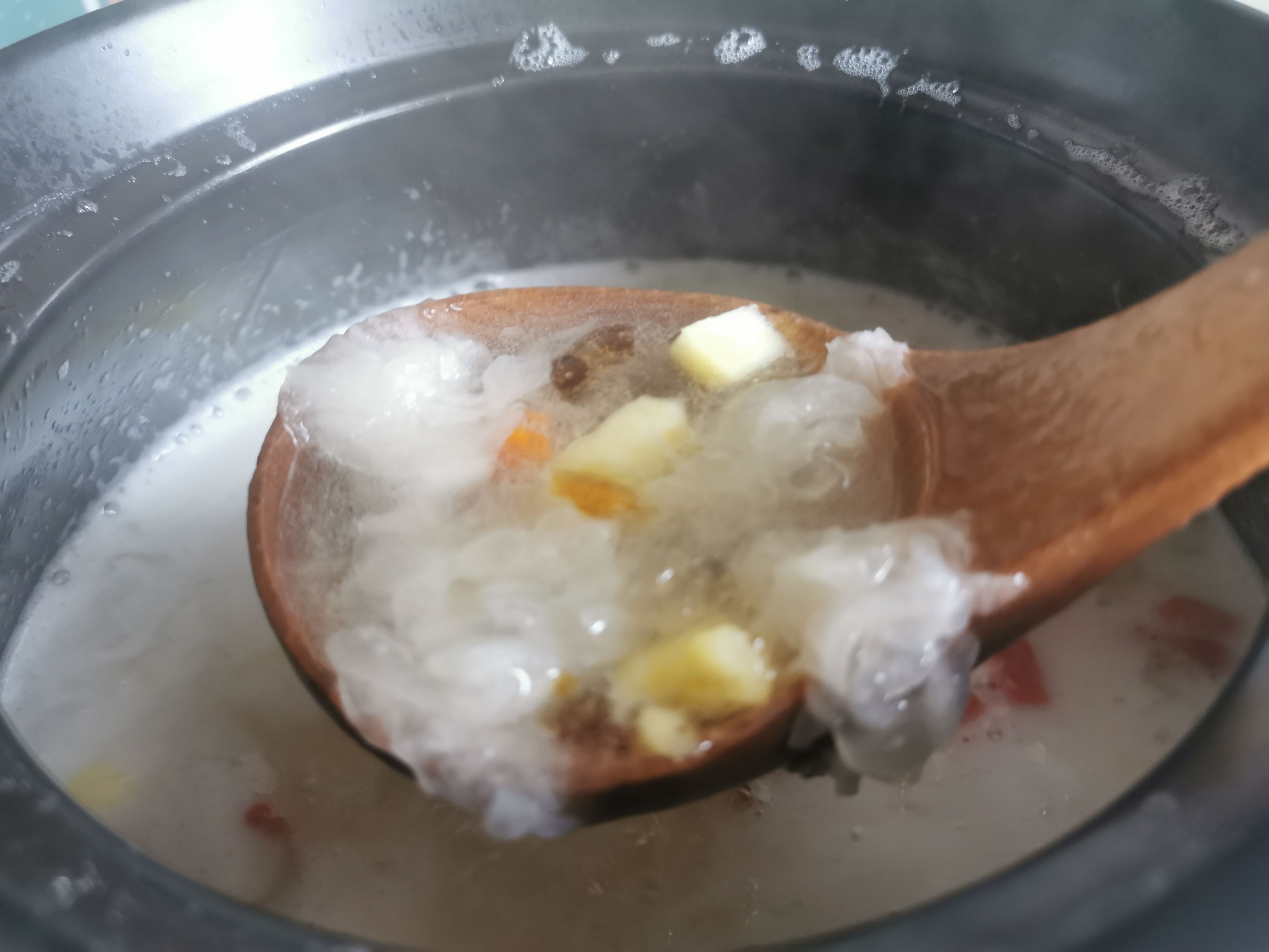 Peach Gum Tremella Pineapple Soup recipe