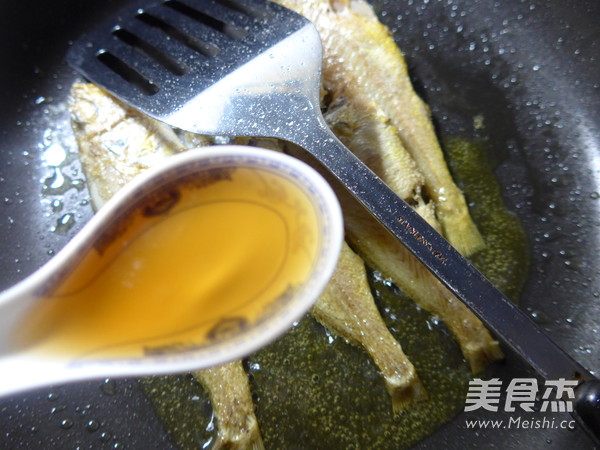 Yellow Croaker Soup with Shredded Radish recipe