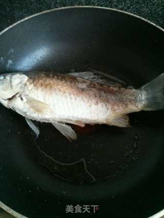 Crucian Carp with Bean Sprouts and Tofu Soup recipe