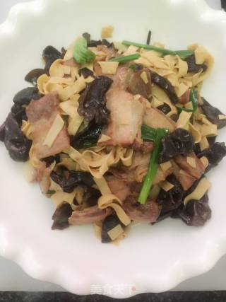 Stir-fried Pork Belly with Bean Skin and Fungus recipe