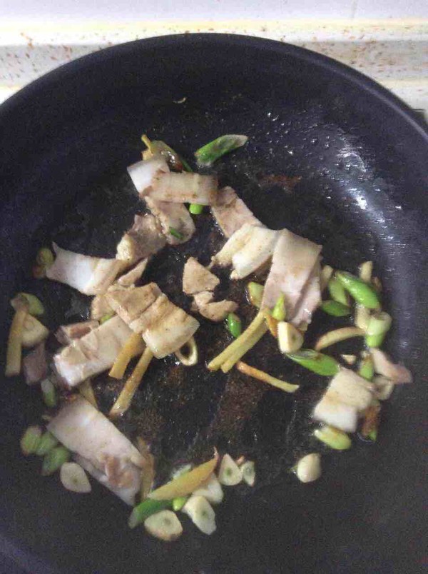 Stir Fried Fungus with Cabbage Slices recipe