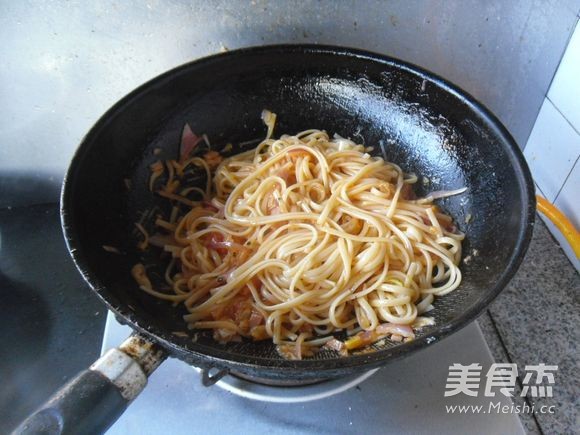 Stir-fried Spaghetti with Onions recipe