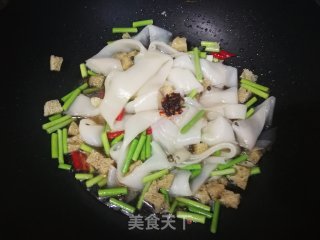 Stir-fried Liangpi with Garlic Moss recipe