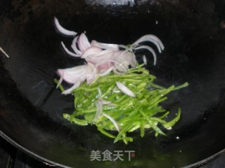 Green Pepper Shredded Pork Topped with Noodles recipe
