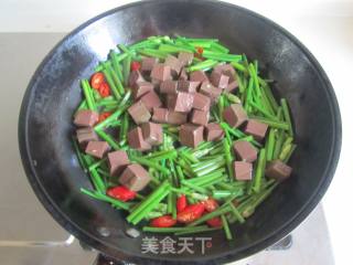 Stir-fried Duck Blood with Leek Stalks recipe