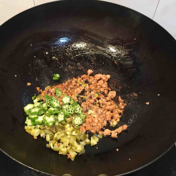 Fried Noodles with Pickled Cucumber and Minced Pork recipe