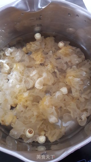 White Fungus and Lotus Seed Soup recipe