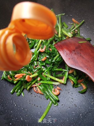 Stir-fried Shrimp Skins with Leek recipe