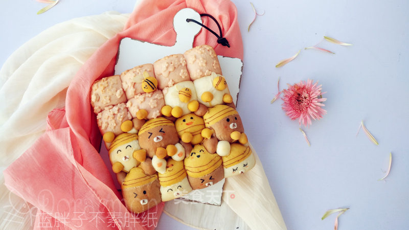 Bee Love Flower Squeezed Small Bread recipe