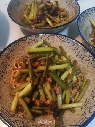 Braised Noodles with Garlic Moss recipe